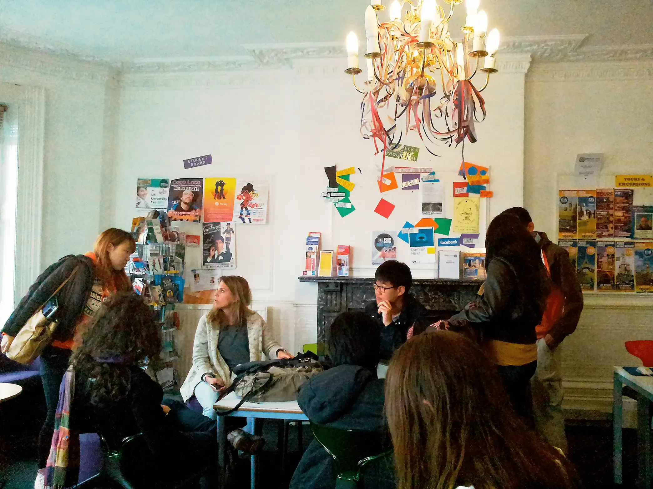 Estudiantes internacionales conversando en la sala común de una escuela de inglés en UK