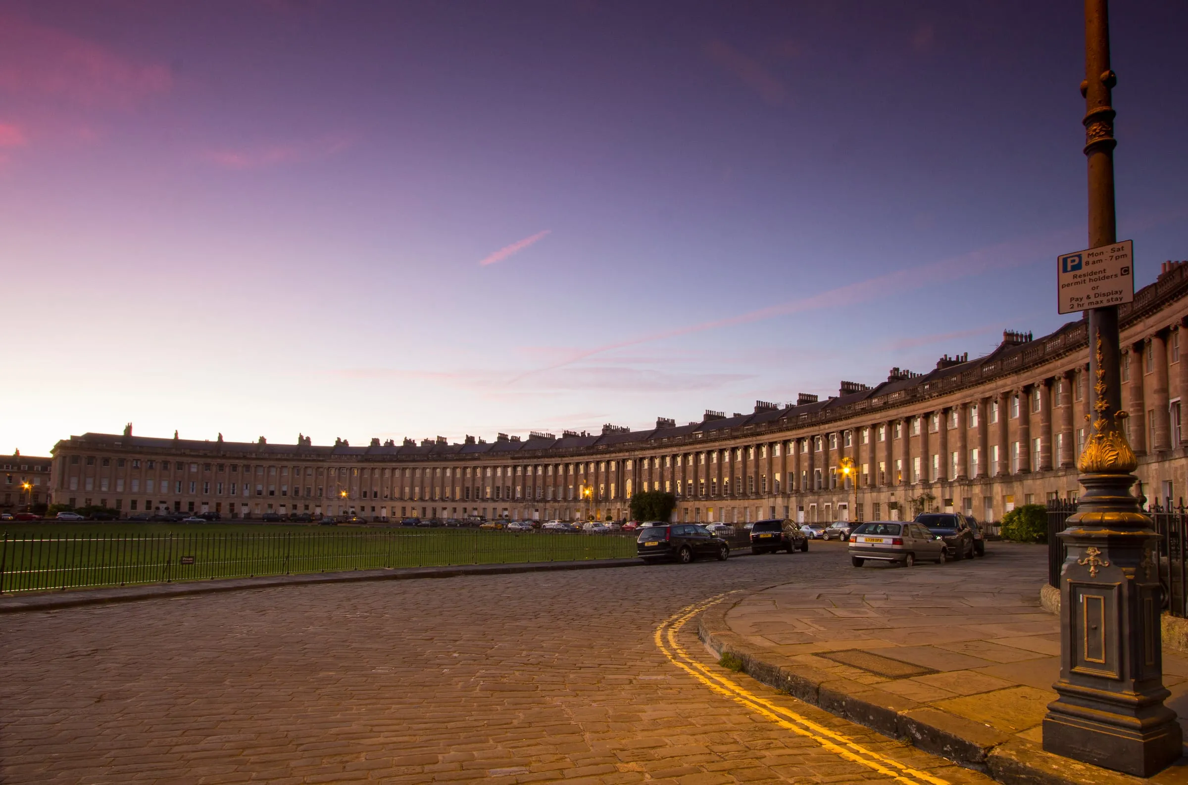 El Royal Crescent de Bath al atardecer, con su fachada curva de piedra dorada.