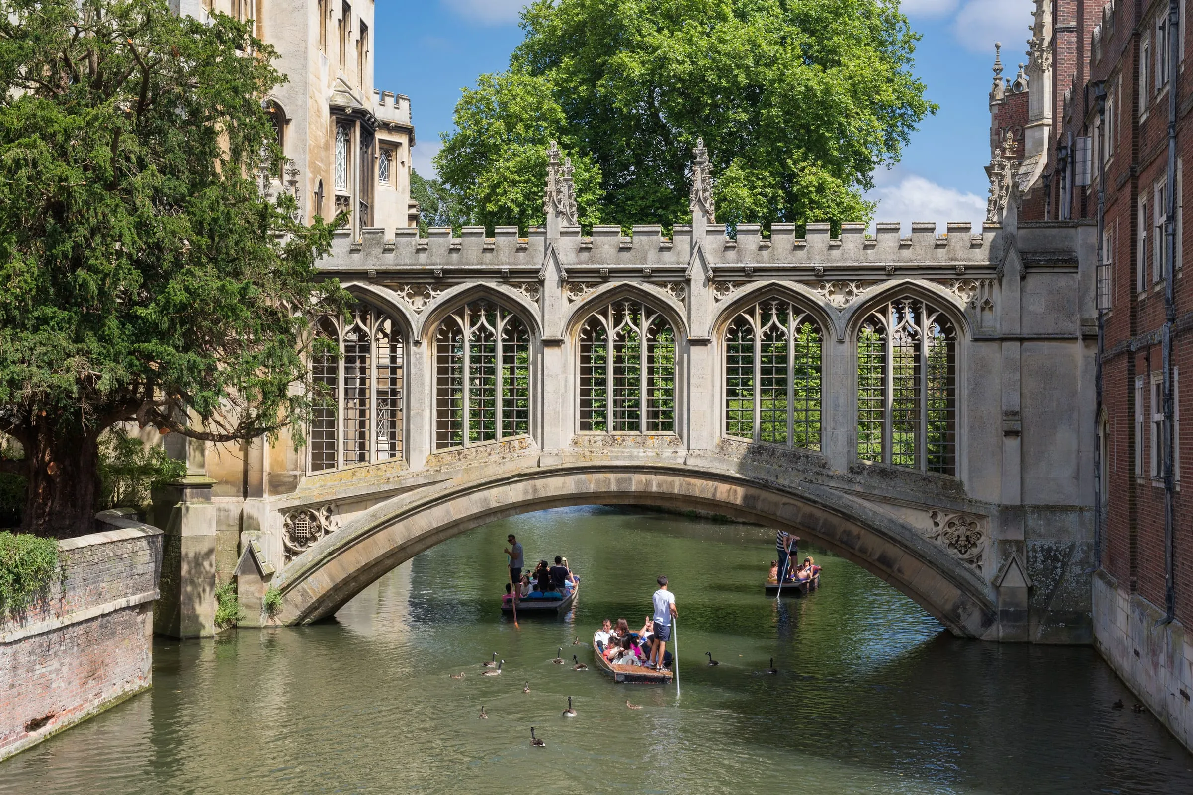 El Puente de los Suspiros del St John’s College sobre el río Cam, con punts pasando por debajo.