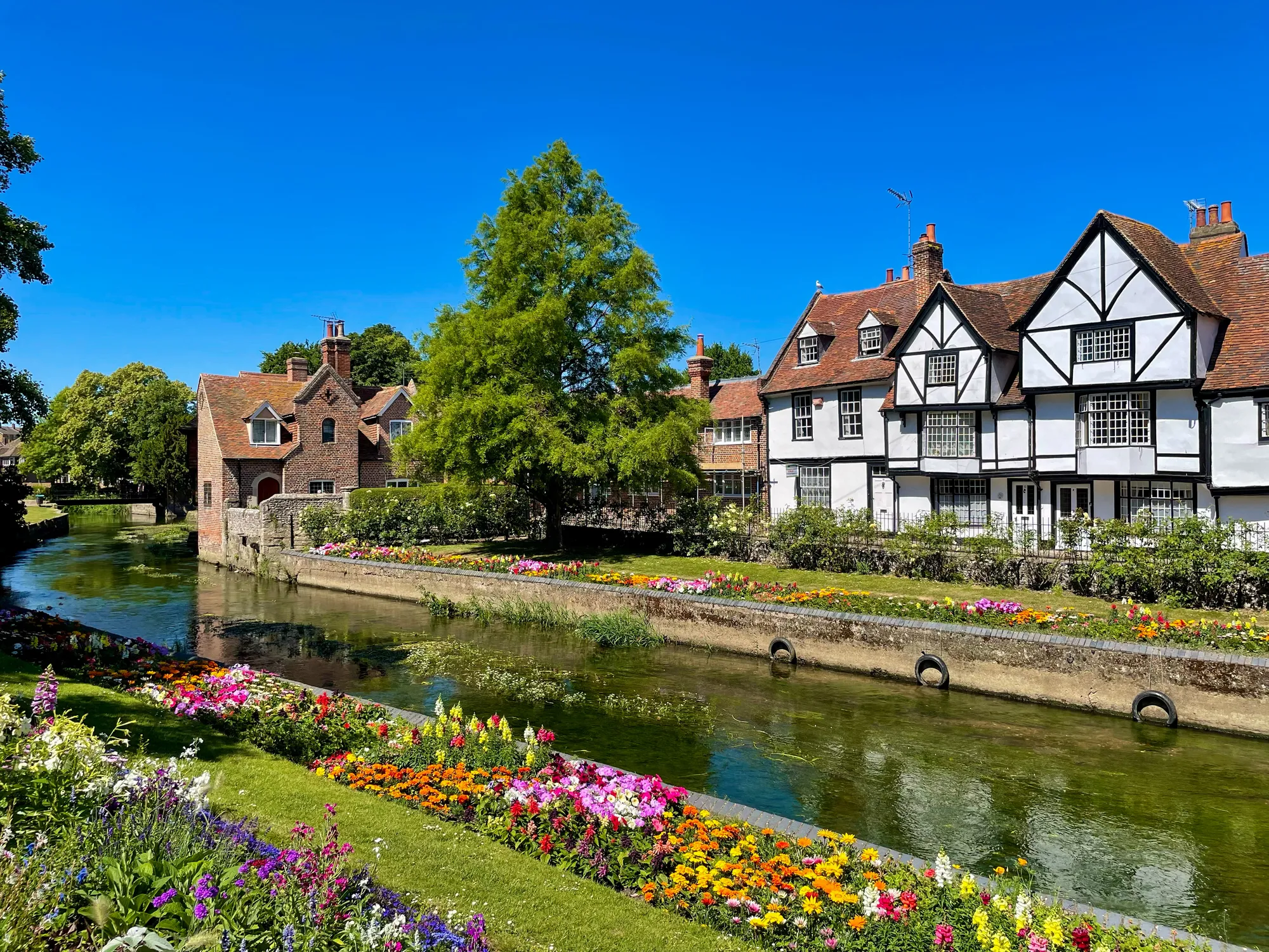Catedral de Canterbury y calles históricas.
