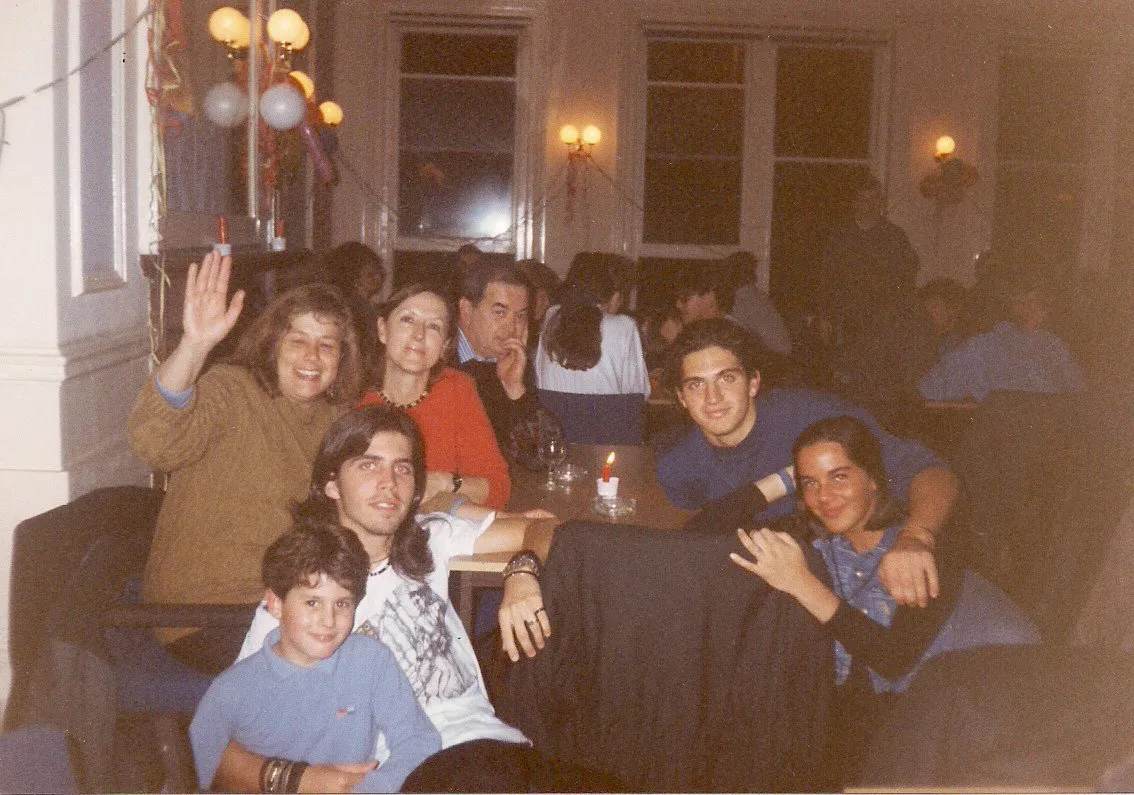 El grupo del viaje de estudios de 1994 cenando en Inglaterra