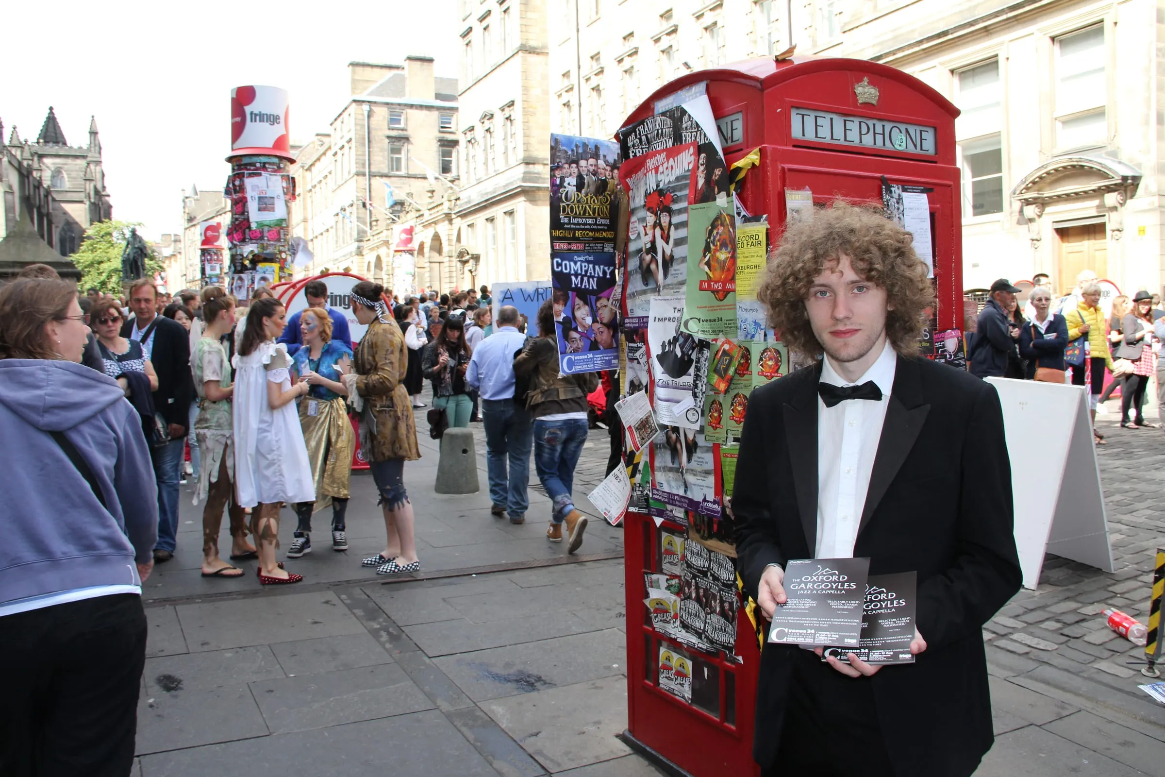 La Royal Mile en pleno Fringe, con carteles de espectáculos y artistas repartiendo programas