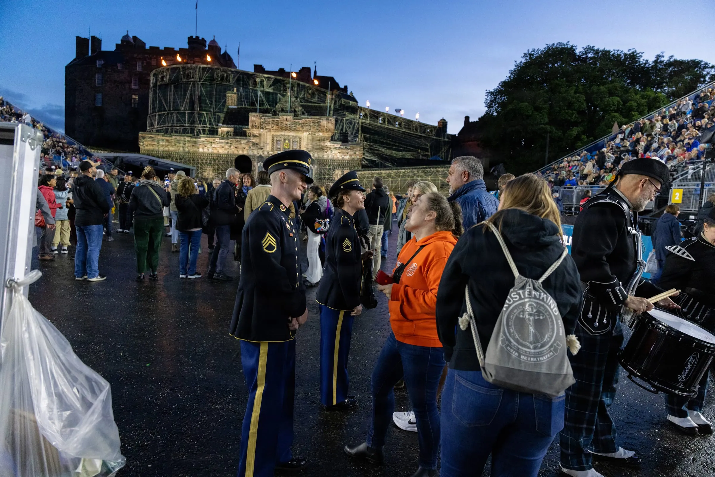 El público llega a la explanada del castillo de Edimburgo al anochecer para el Military Tattoo