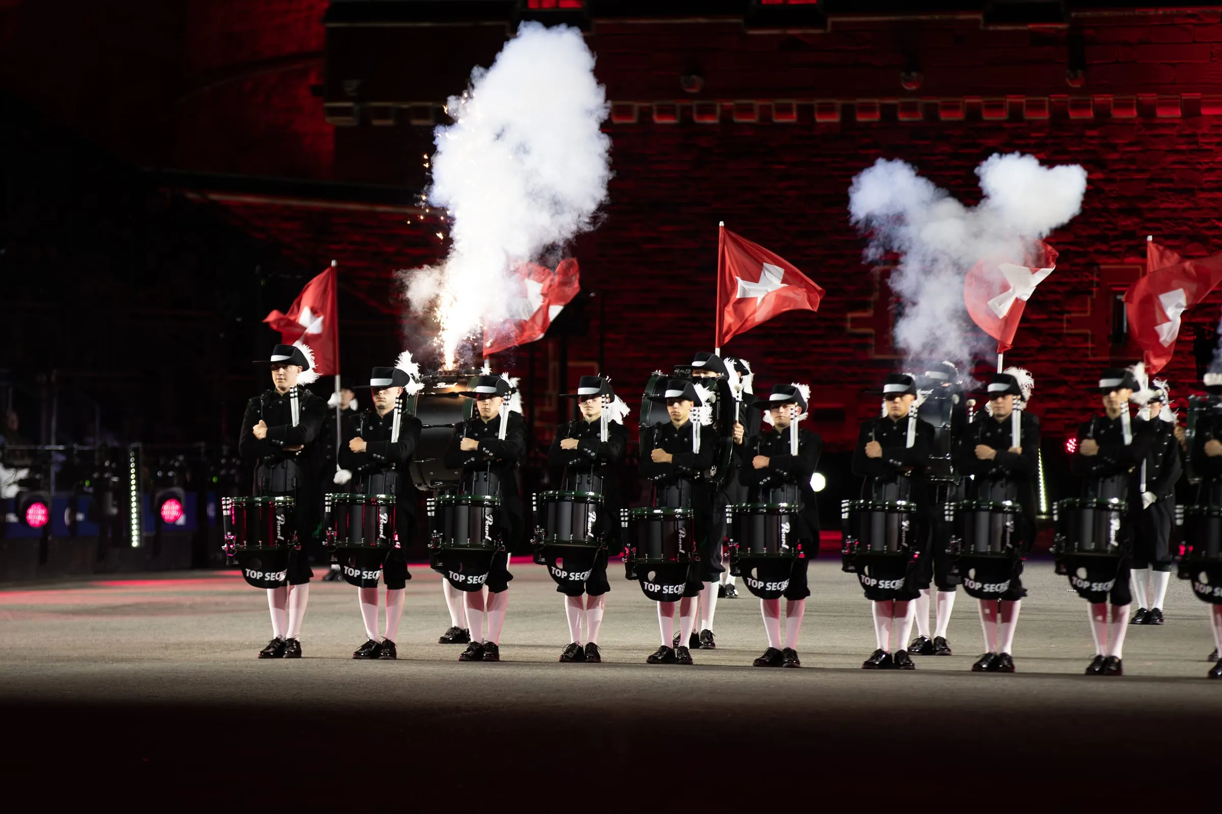Una banda de tambores actúa ante las murallas del castillo durante el Military Tattoo
