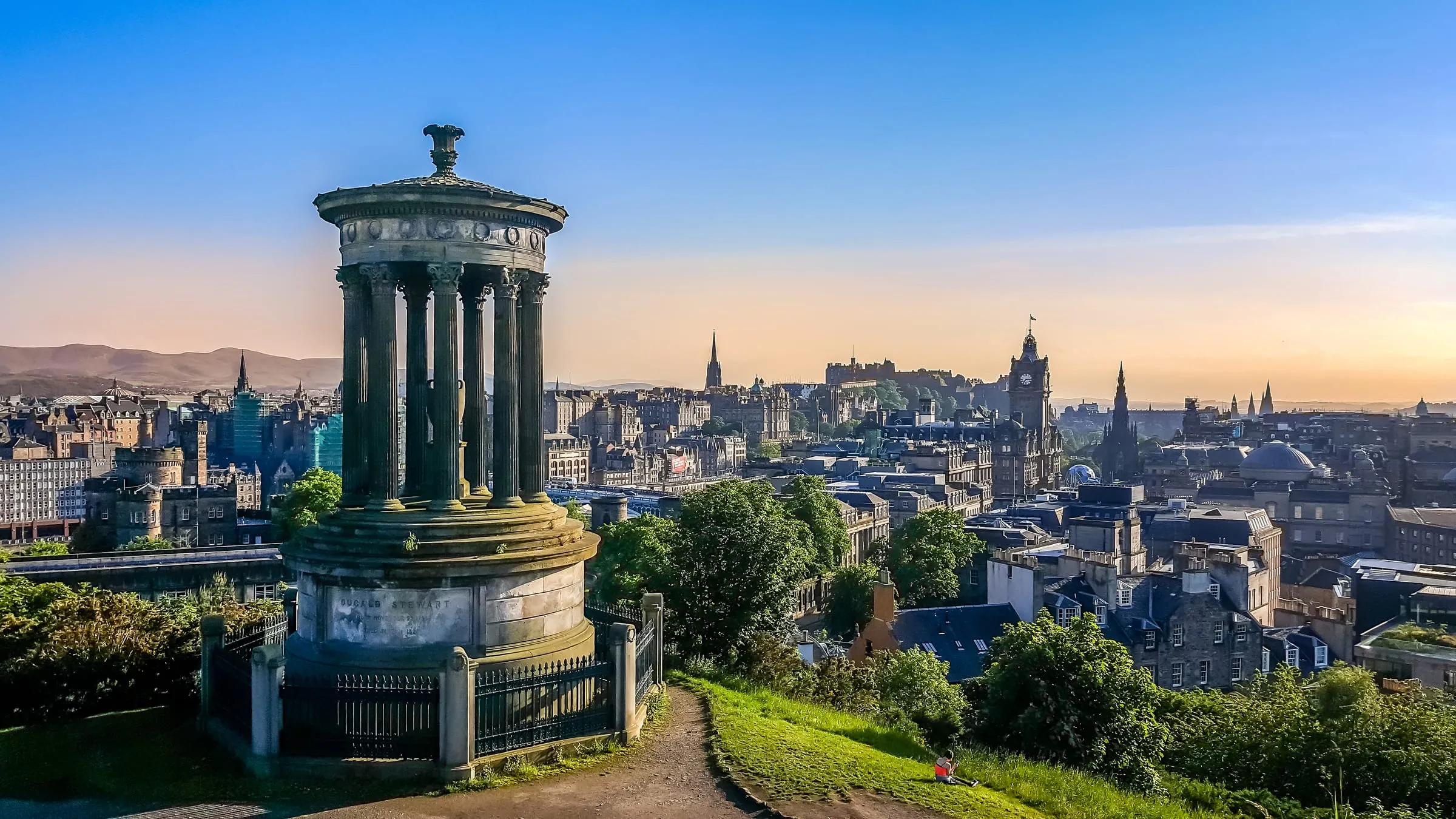 El skyline de Edimburgo desde Calton Hill, con el castillo y la Old Town al atardecer.