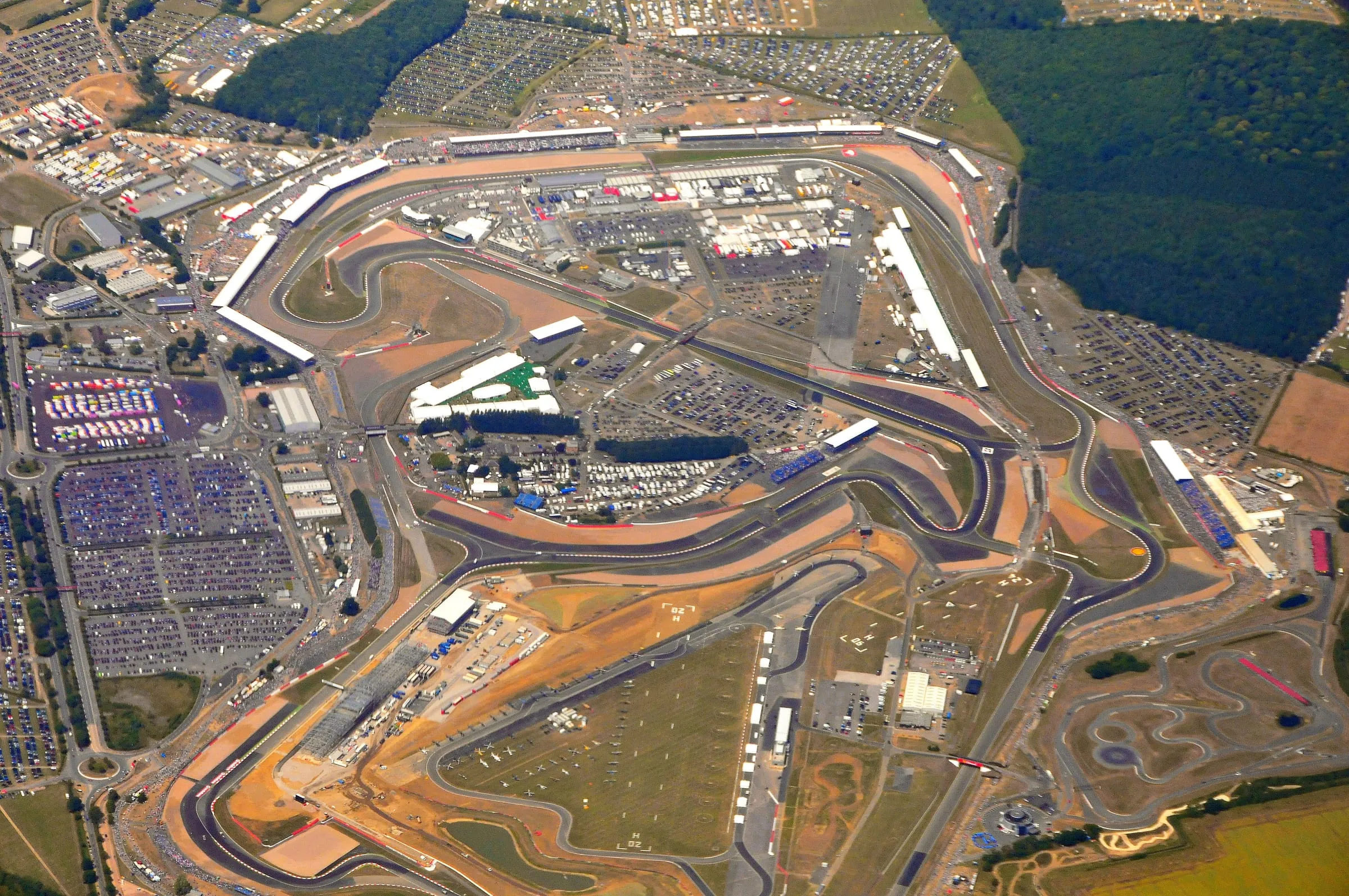 Vista aérea del circuito de Silverstone en día de Gran Premio