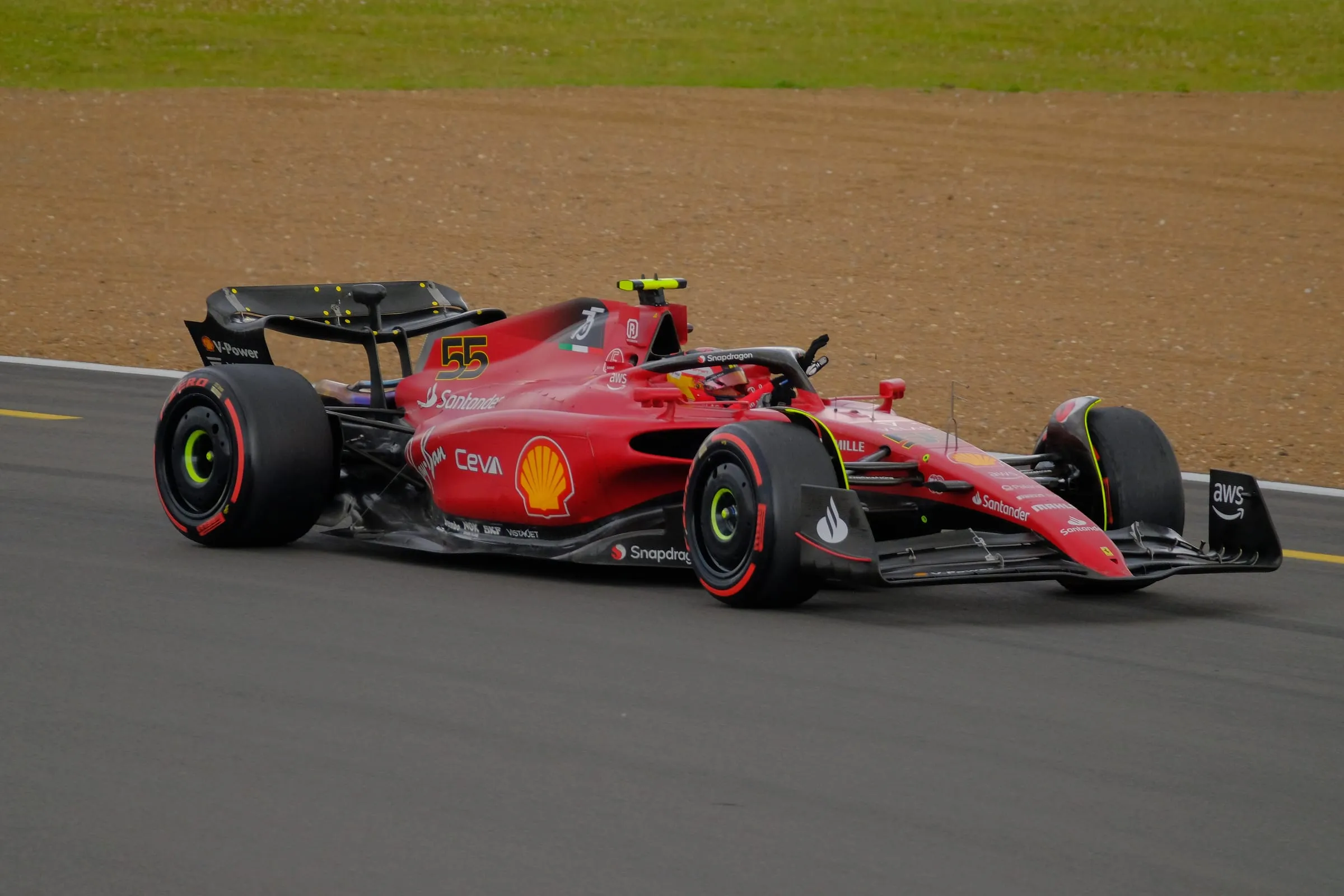 Un Ferrari de Fórmula 1 en pista en Silverstone
