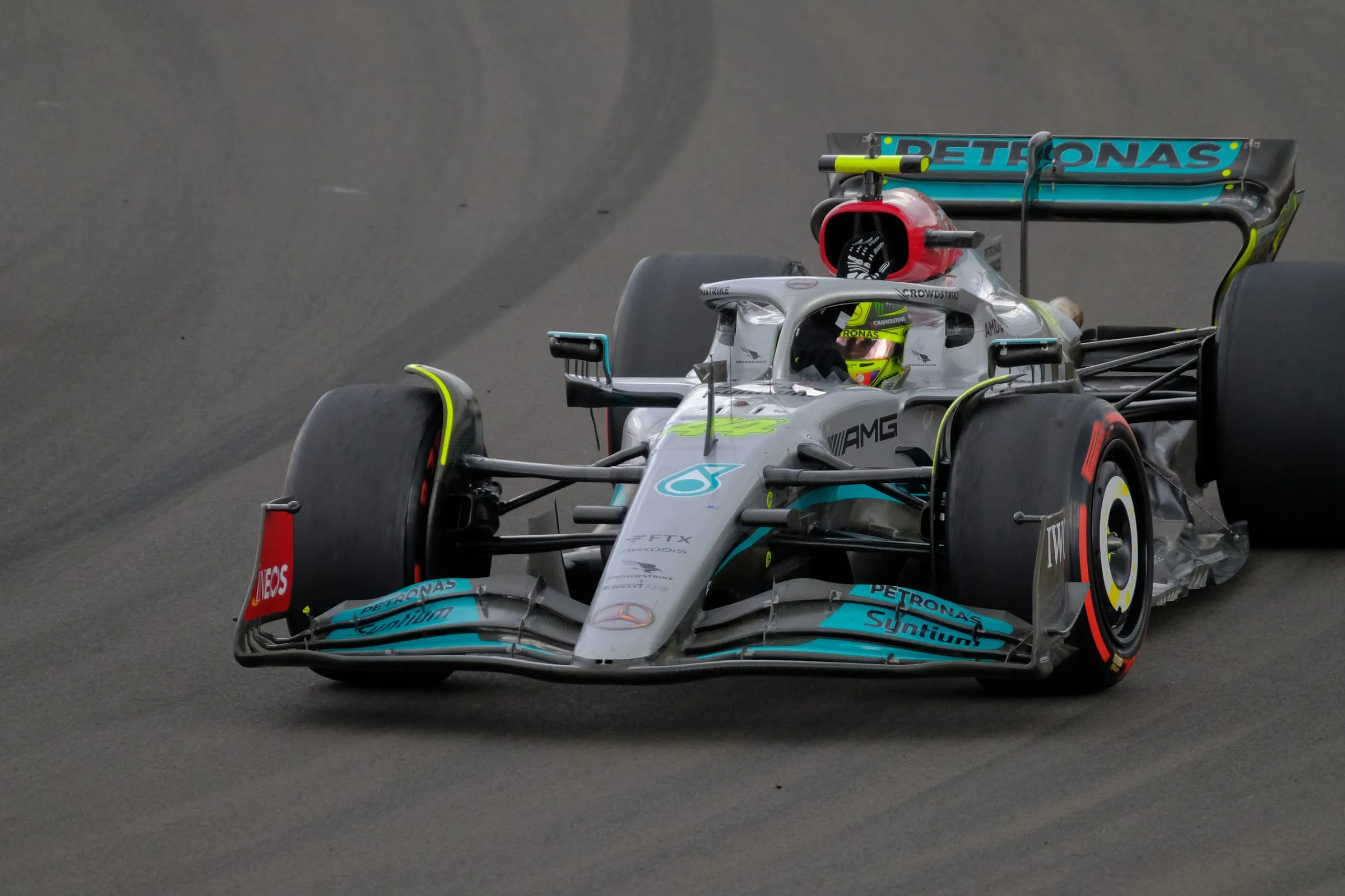 Un Mercedes de Fórmula 1 tomando una curva en Silverstone