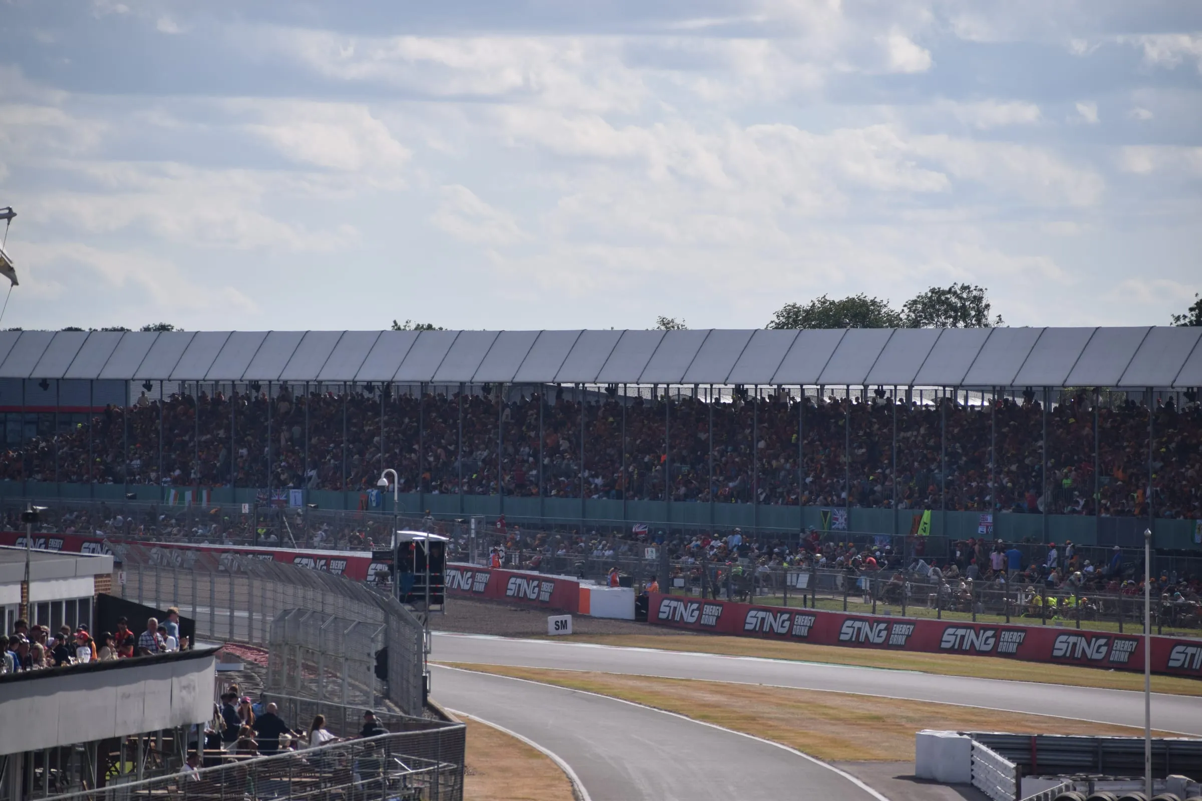 La tribuna de Woodcote llena en Silverstone, con la pista en primer plano