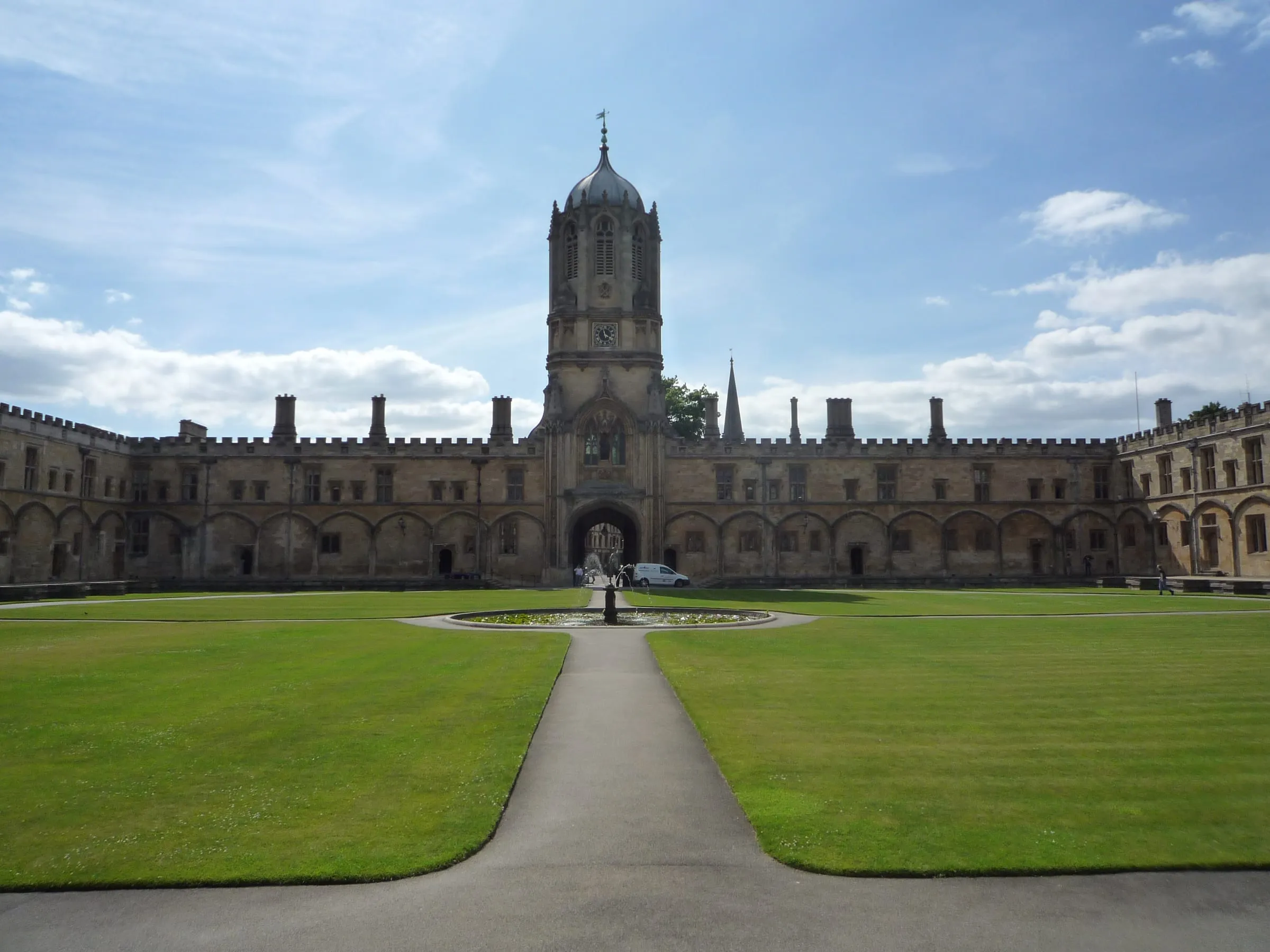 El patio y la torre de Christ Church, en Oxford