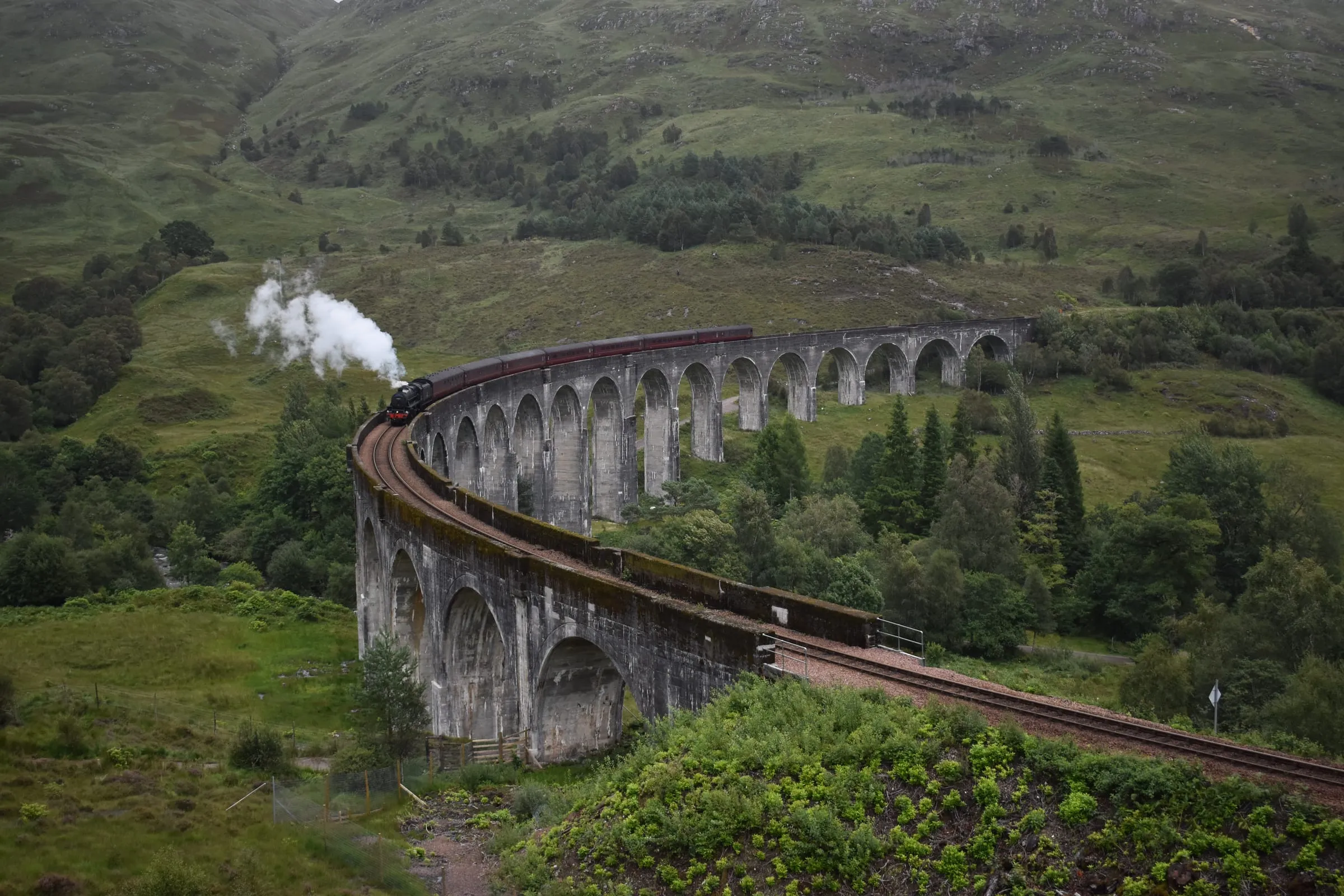 El tren de vapor Jacobite cruzando el viaducto de Glenfinnan, en Escocia