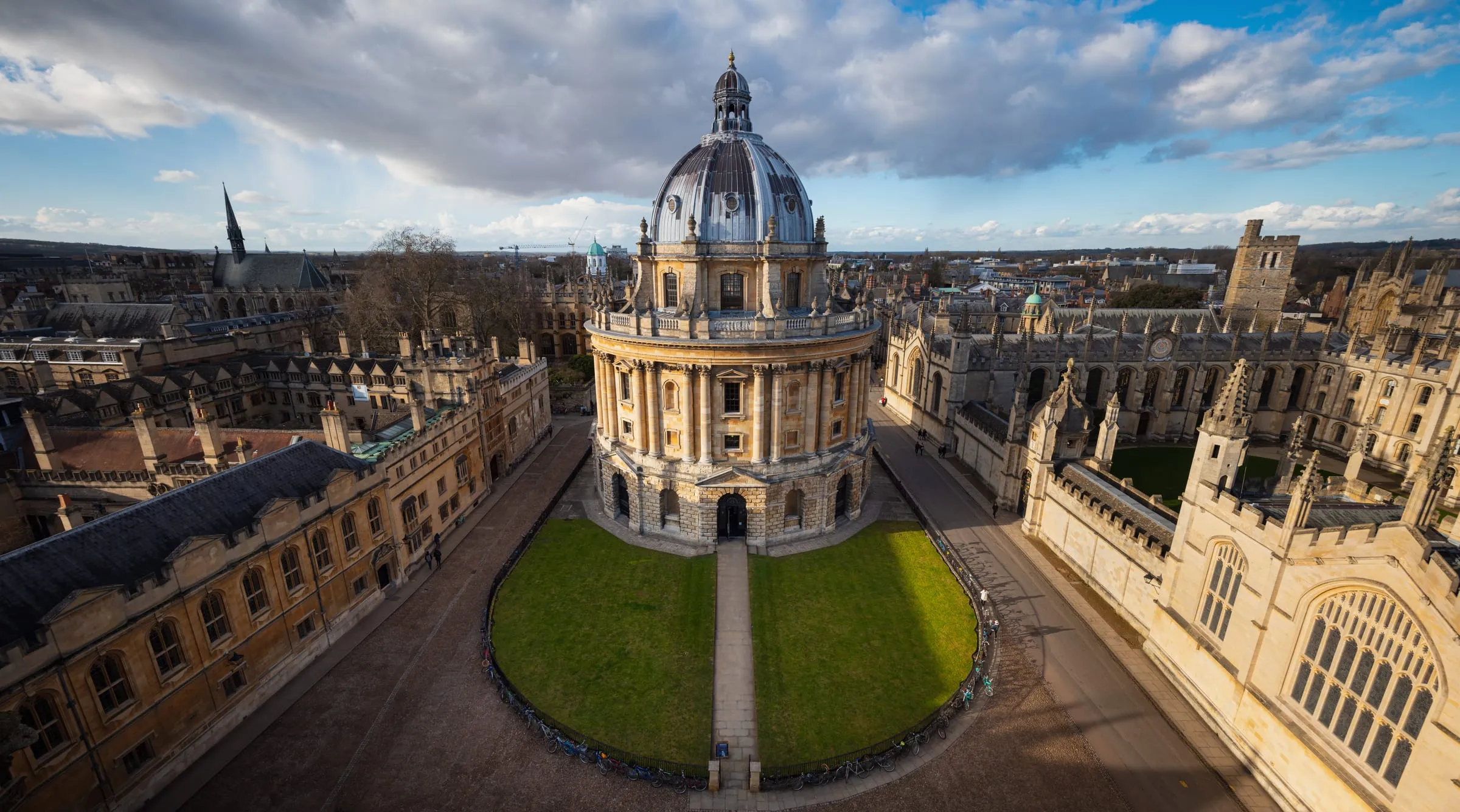 La Radcliffe Camera de Oxford vista desde lo alto, rodeada de los colleges