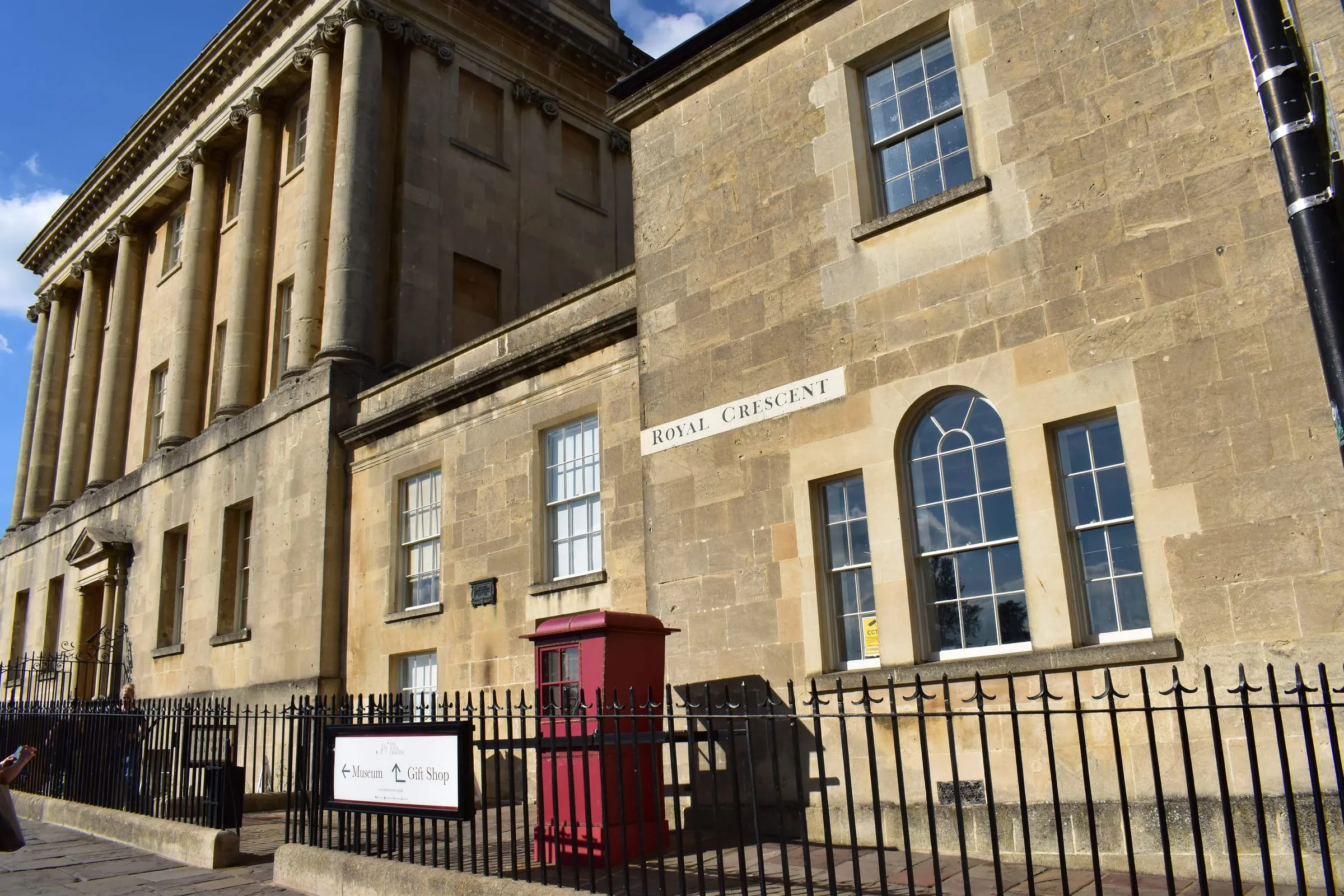 La fachada del Royal Crescent de Bath con su cartel de piedra