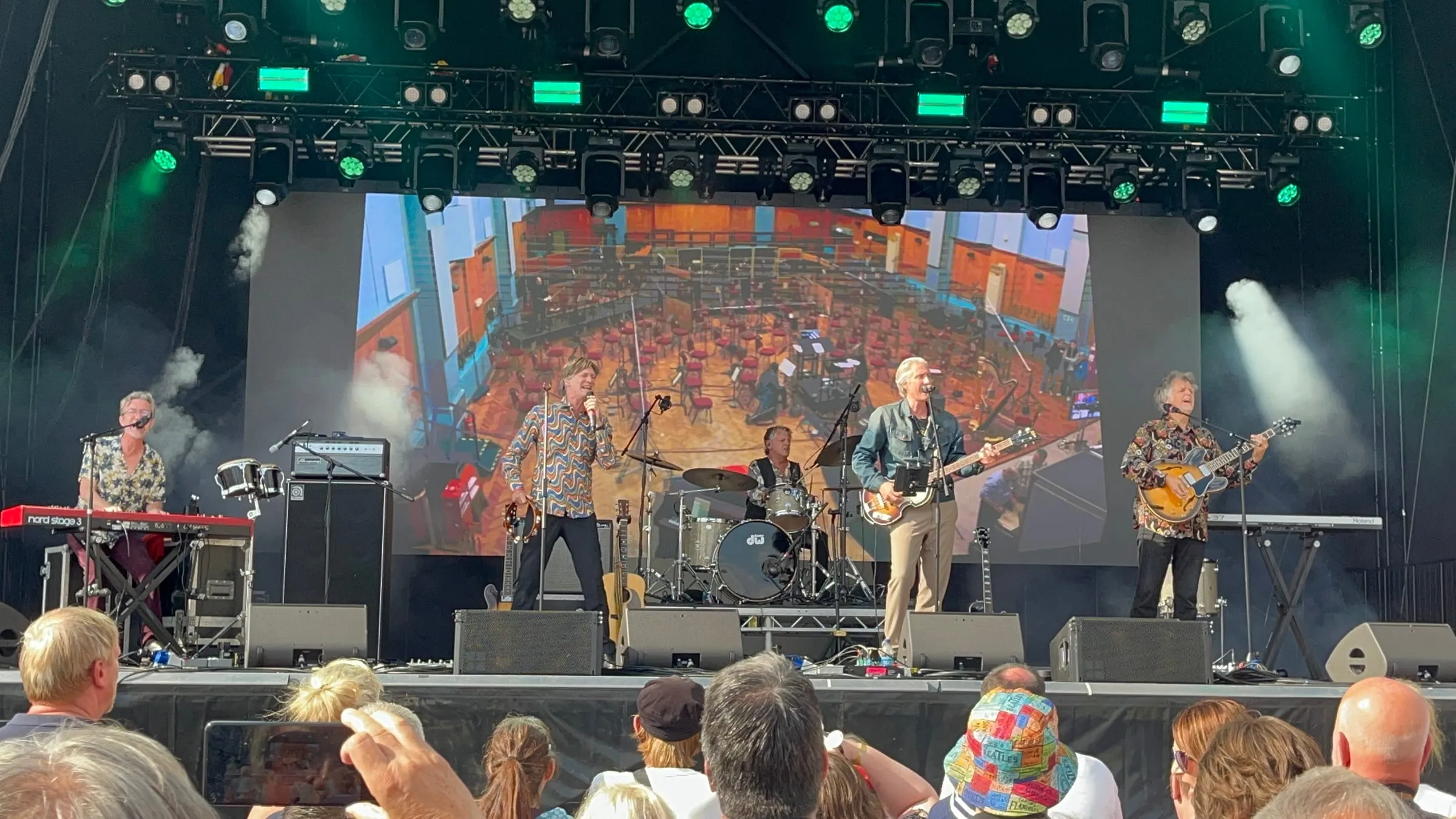 Una banda en el escenario principal de la Beatleweek en Pier Head, con el público delante