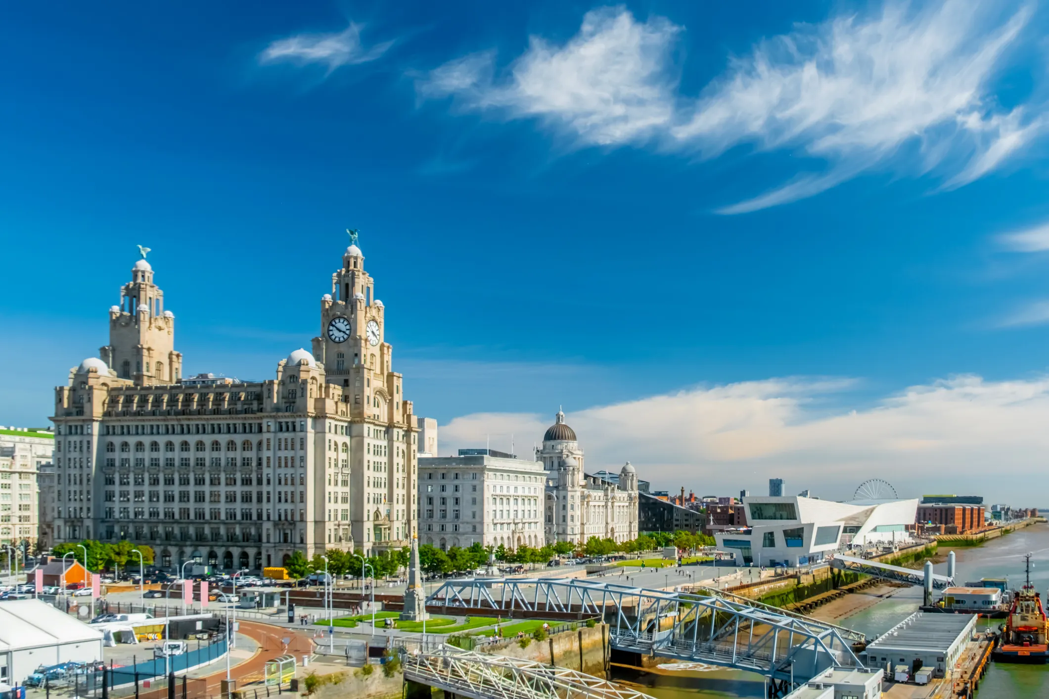Royal Liver Building y el frente marítimo de Liverpool.