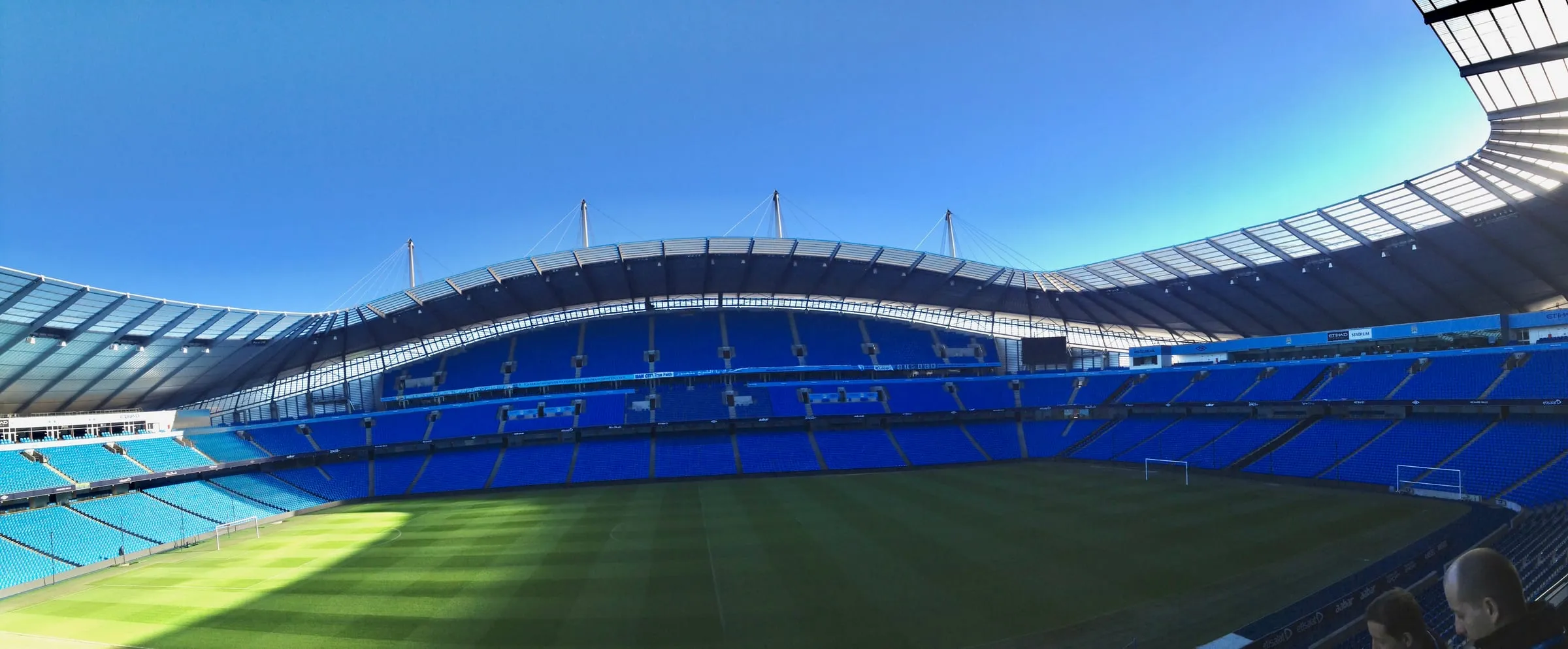 Panorámica del interior del Etihad Stadium con las gradas celestes