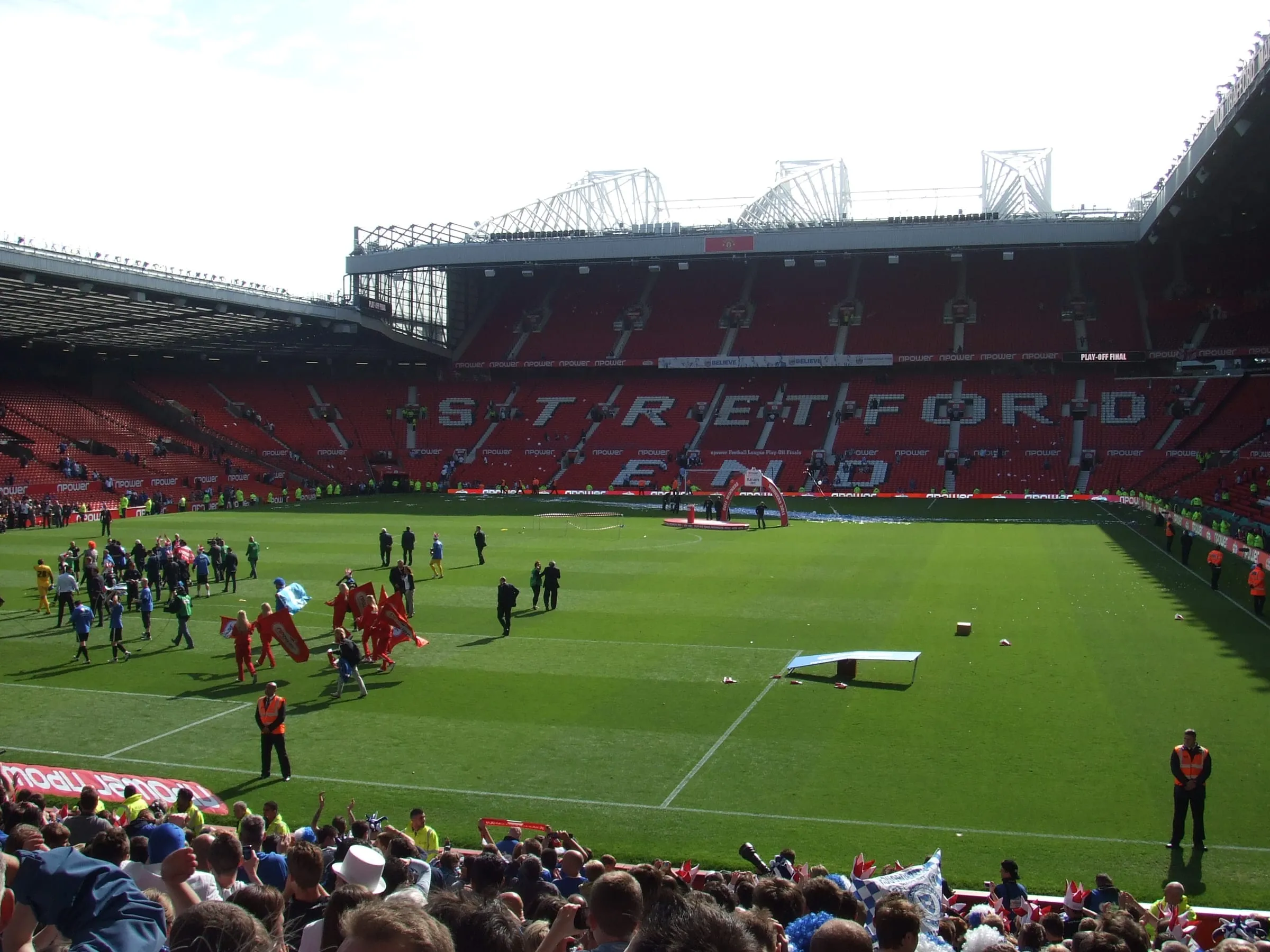 El Stretford End de Old Trafford visto desde la grada en día de partido