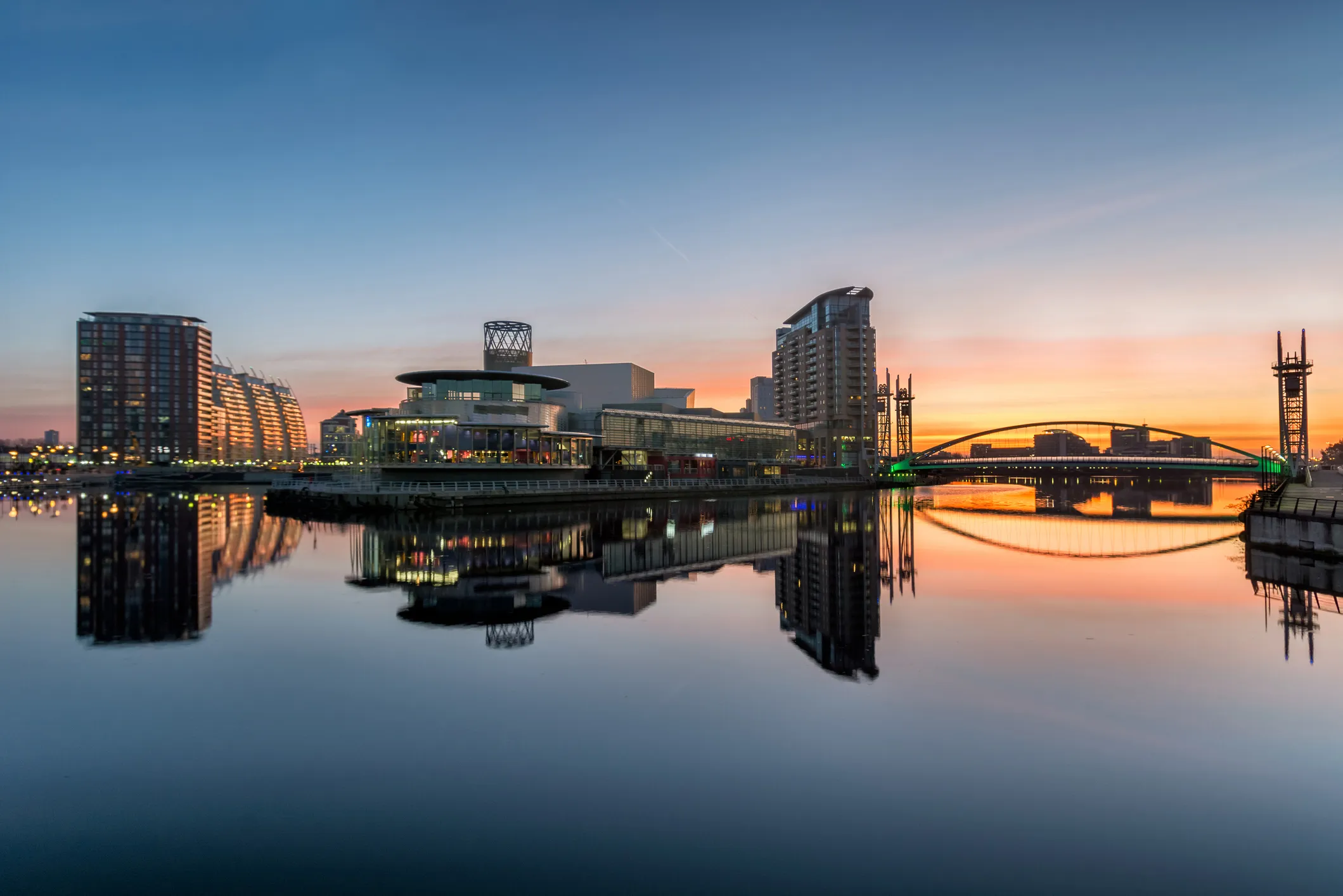 Canal de Castlefield y arquitectura industrial de Manchester.