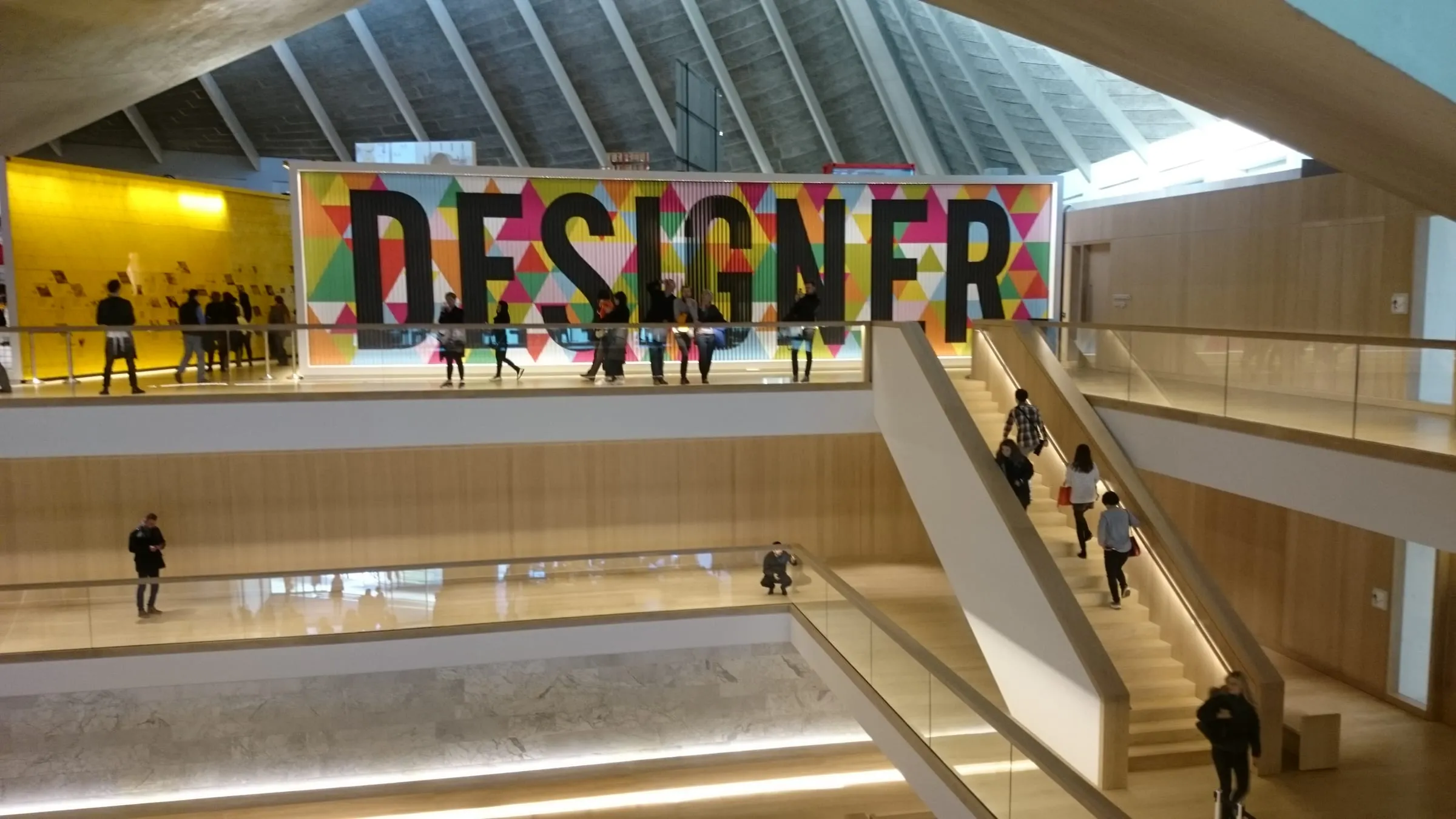 El atrio del Design Museum de Londres con la instalación Designer Maker User