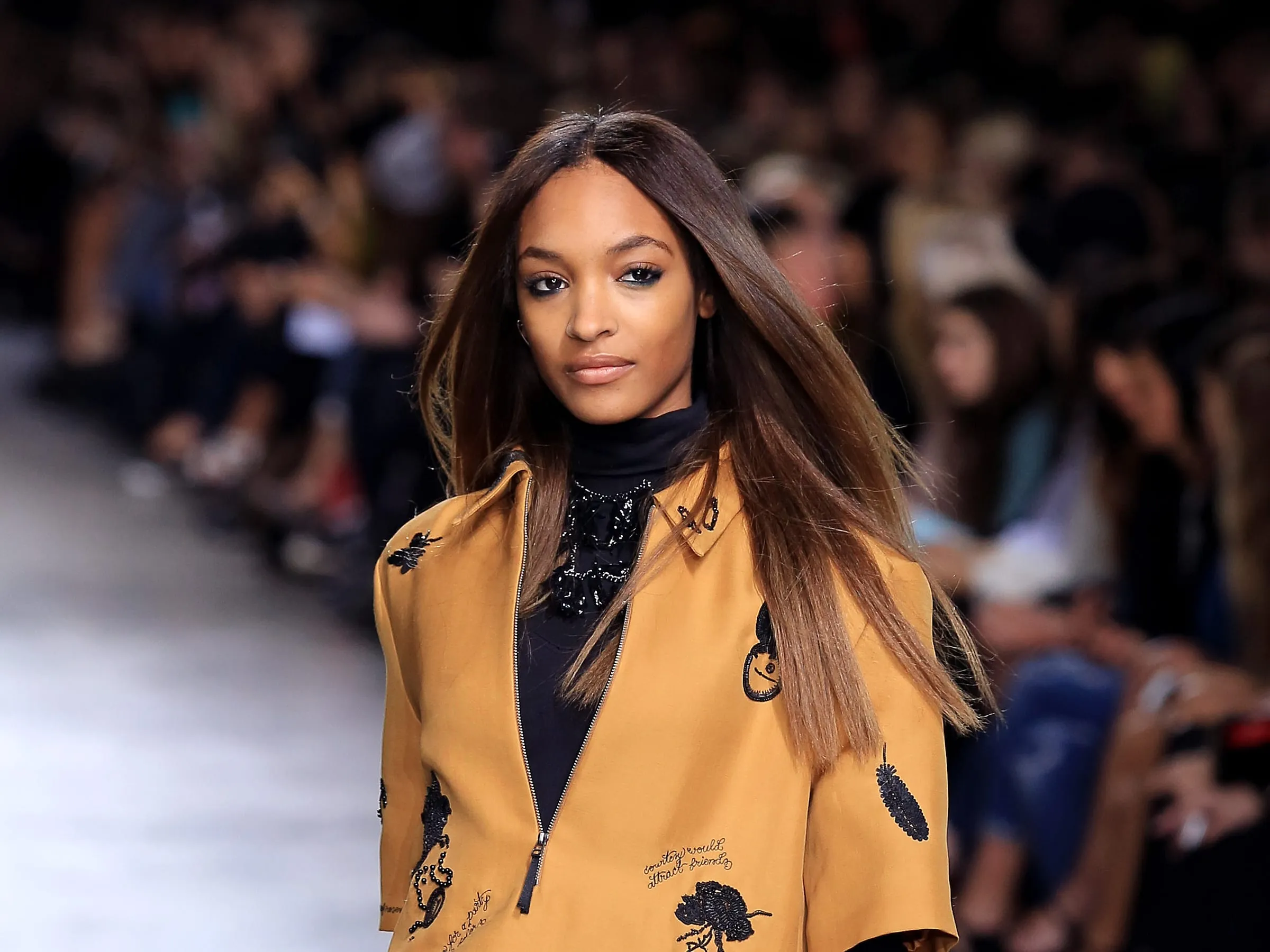 Una modelo desfila ante la primera fila en una pasarela de la semana de la moda de Londres