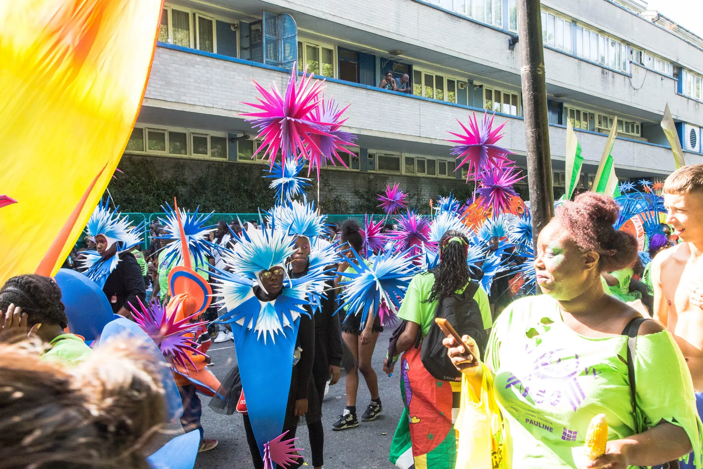 Comparsa con trajes de estrellas azules y rosas en el Notting Hill Carnival