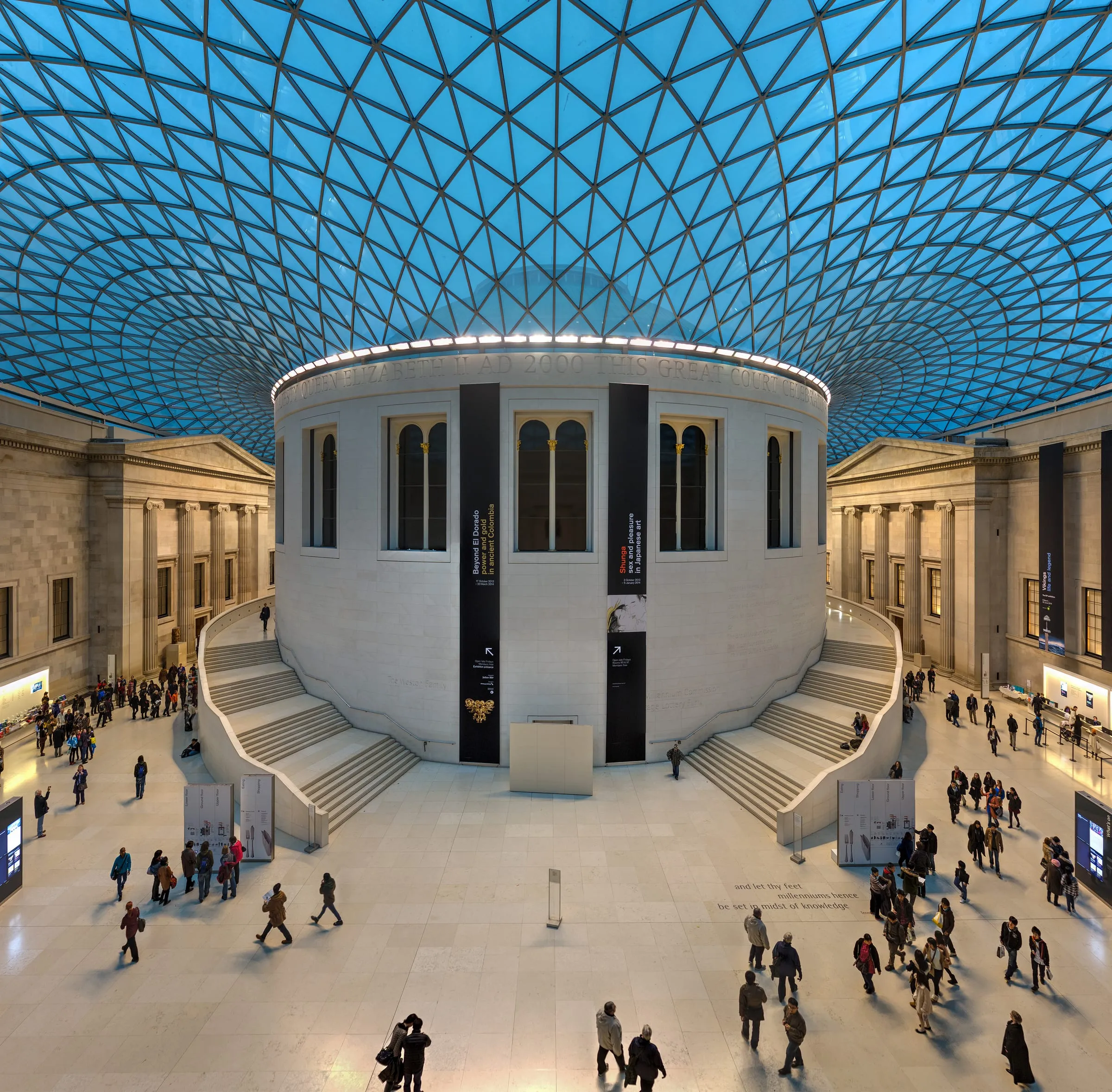 El gran patio cubierto del British Museum, con su techo de vidrio y visitantes alrededor de la sala de lectura