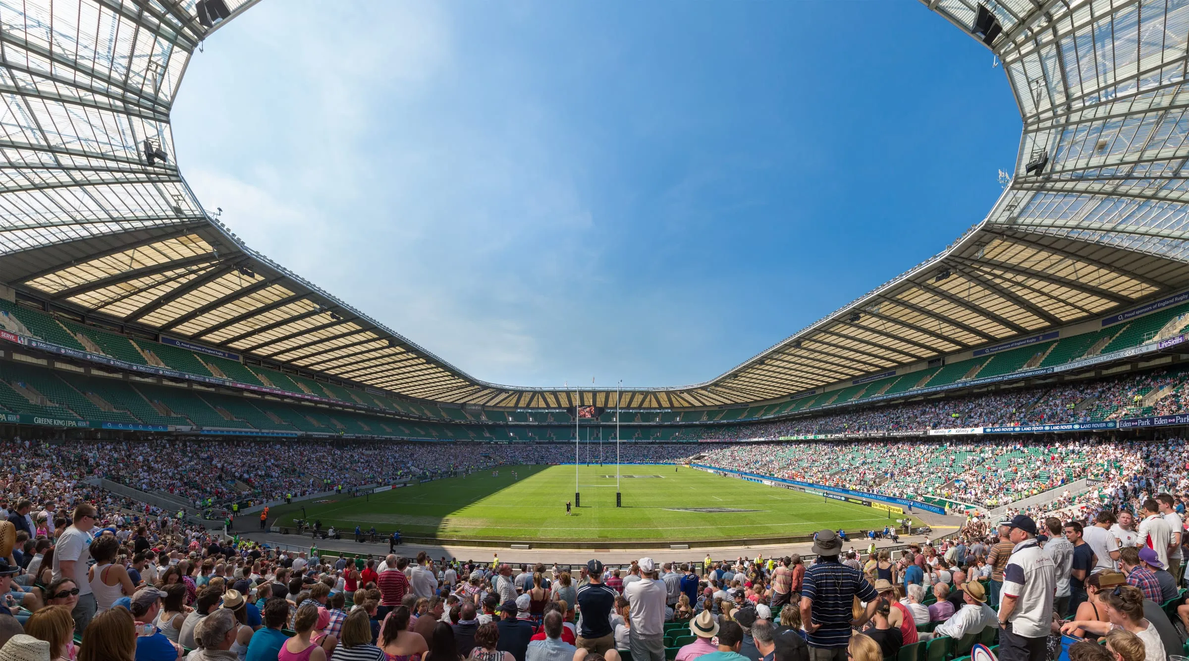 El interior de Twickenham lleno en día de partido, con el cielo azul sobre el campo