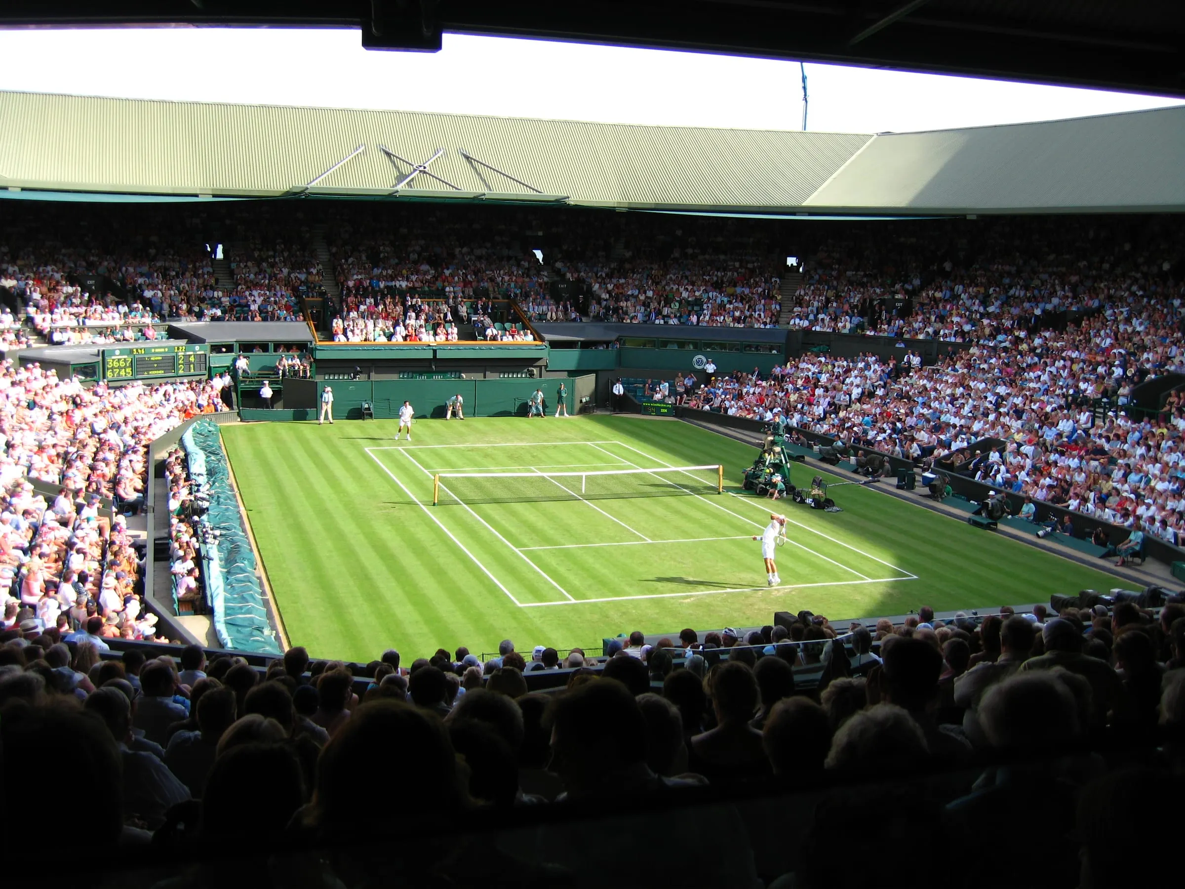 La pista Central de Wimbledon durante un partido, con las gradas llenas