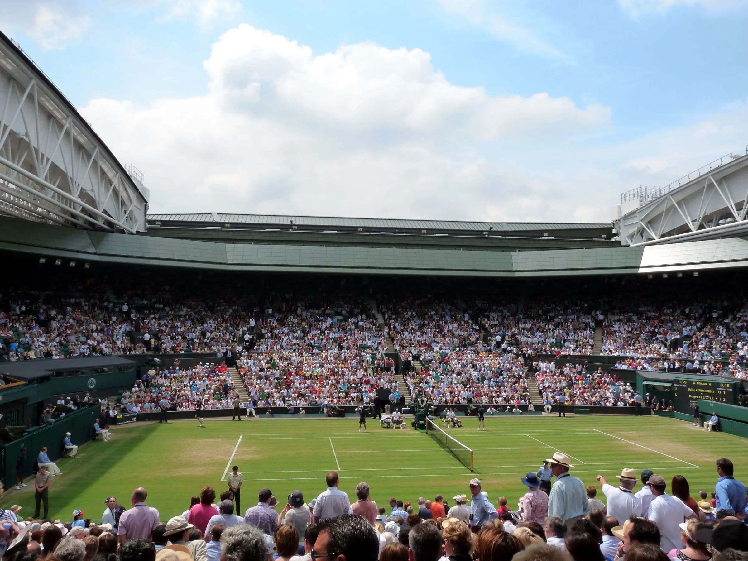 La pista Central de Wimbledon con el techo retráctil y el público de verano