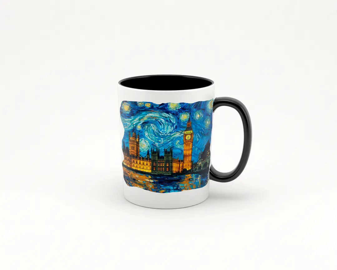 Taza de cerámica blanca con asa negra, decorada con una imagen nocturna de Londres al estilo de Van Gogh, mostrando el Big Ben y el Palacio de Westminster bajo un cielo estrellado vibrante.