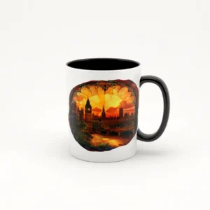 Taza de cerámica blanca con asa negra, decorada con una imagen de un atardecer en Londres al estilo vitreaux gótico, mostrando el Big Ben y el Palacio de Westminster con colores cálidos y un efecto de vidrieras.